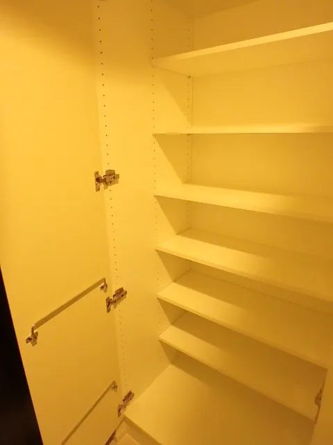 Le Fon Blanche Shinagawa Minamioi - Interior - ["Wood", "Shelving", "Flooring"]