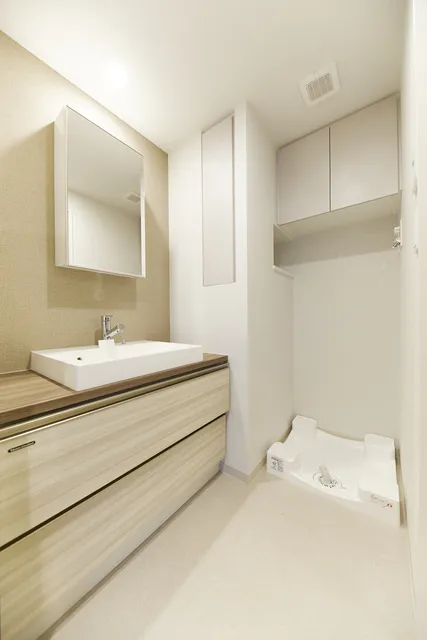 Belfirth Kanda Jimbocho - Interior - ["Mirror", "Furniture", "Tap"]