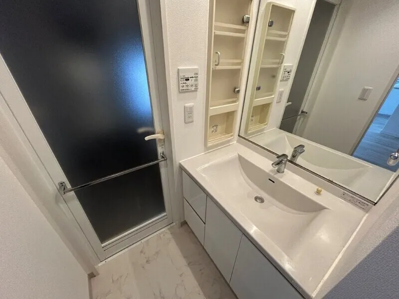 Central Crib Roppongi II - Interior - ["Flooring", "Floor", "Plumbing fixture"]