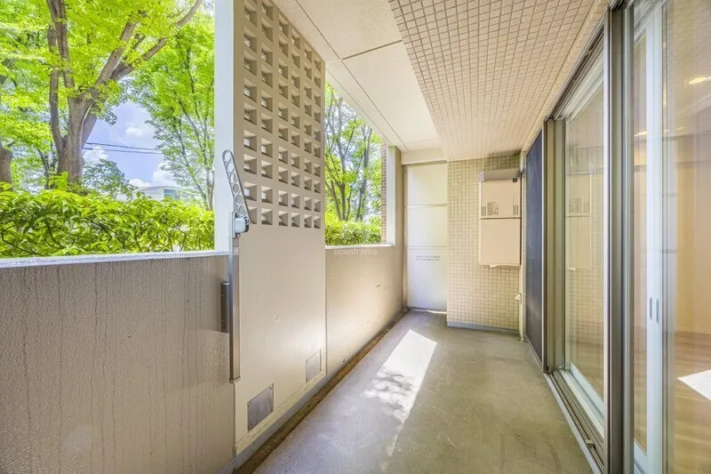 Fukasawa House - Interior - ["Composite material", "Glass", "Shade"]