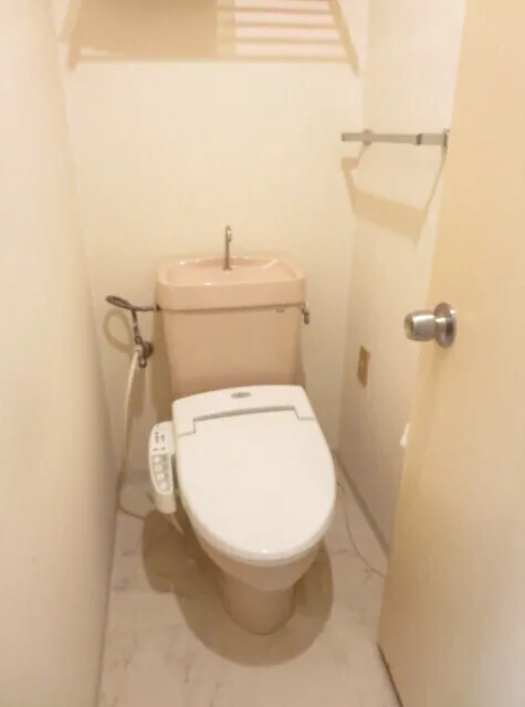 Hongo Ikizaka Heights - Interior - ["Toilet seat", "Plumbing fixture", "Toilet"]
