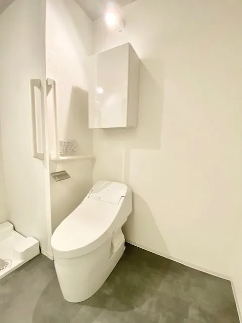 Laclas Nakano Yayoi Town - Interior - ["Toilet seat", "Flooring", "Plumbing fixture"]