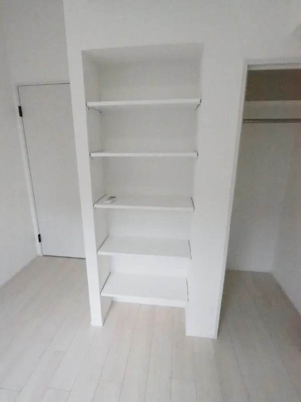 Residia Bunkyo Sengoku 2 - Interior - ["Wood", "Flooring", "Shelving"]