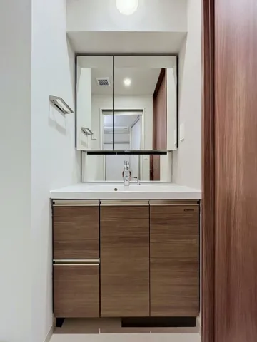 Lugente Itabashi - Interior - ["Bathroom cabinet", "Flooring", "Floor"]