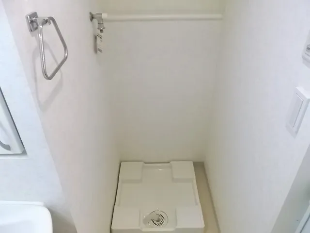 Dyna Oshima - Interior - ["White", "Floor", "Bathroom"]