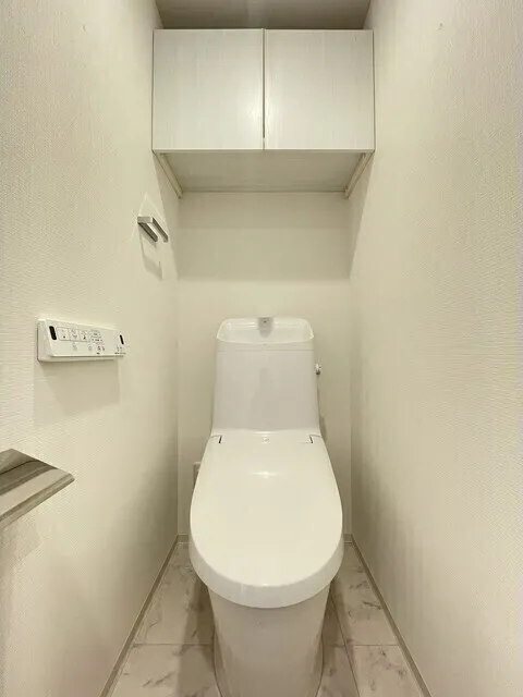 Comforia Liv Ueno - Interior - ["Toilet seat", "Toilet", "Flooring"]