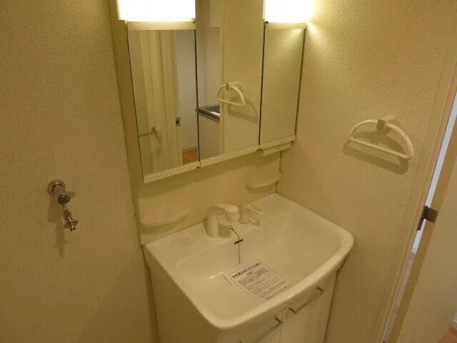 Cerise Monzen-Nakacho - Interior - ["Mirror", "Plumbing fixture", "Tap"]
