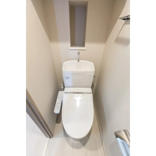 Demes Kiba - Interior - ["Plumbing fixture", "Toilet", "Toilet seat"]