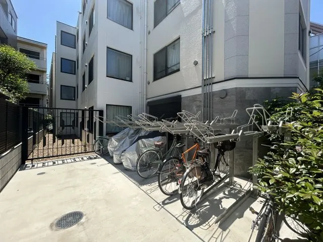 El Faro Nakano Arai Yakushi - Other - ["Bicycle", "Wheel", "Building"]