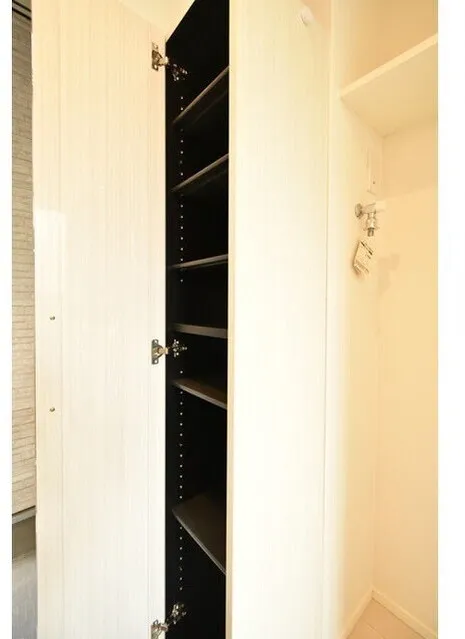 Arendelle - Interior - ["Wood", "Cupboard", "Shelving"]
