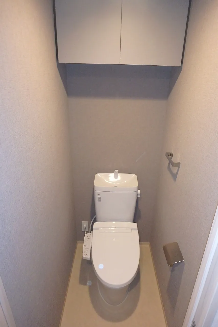 Gran Casa Oshima - Interior - ["Toilet seat", "Toilet", "Building"]