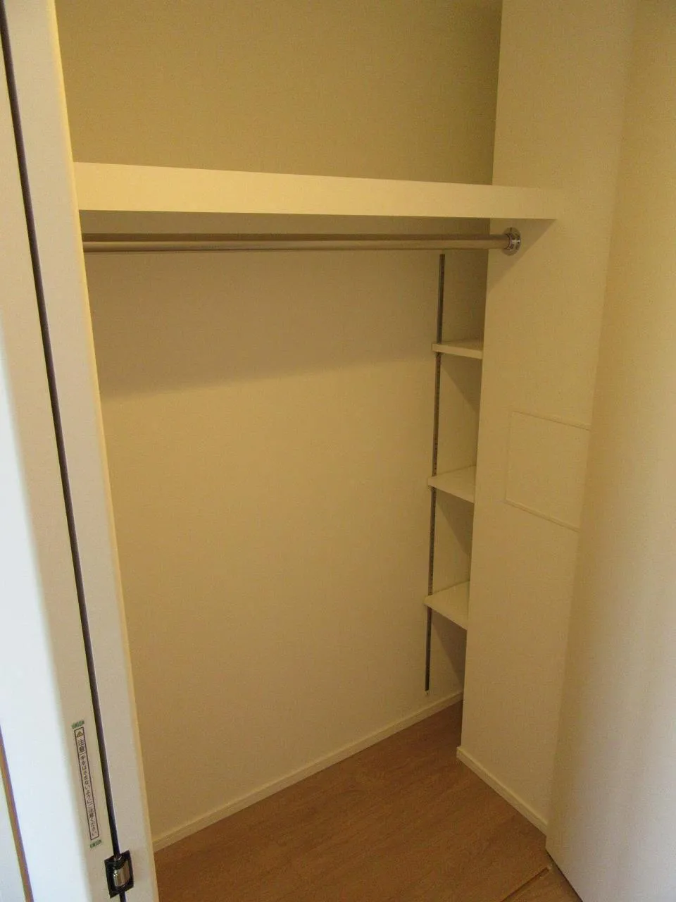 Primal Minamisuna - Interior - ["Wood", "Shelving", "Floor"]