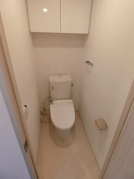 Urban Link Omori Beach - Interior - ["Toilet seat", "Toilet", "Bathroom sink"]