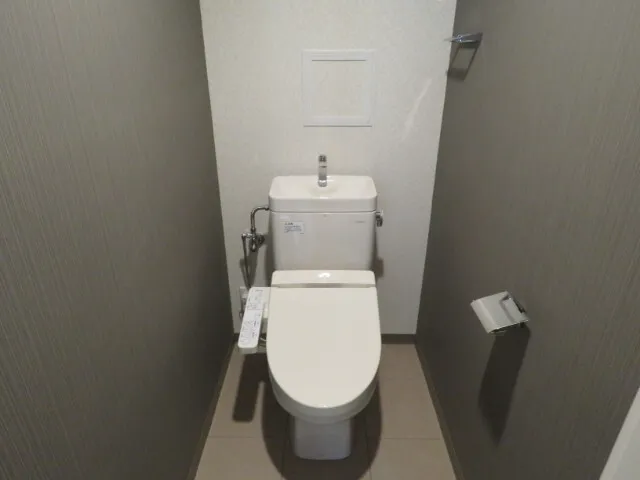 Castalia Meguro - Interior - ["Toilet seat", "Toilet", "Plumbing fixture"]