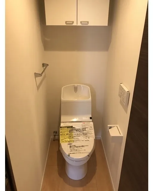 Abitation - Interior - ["Toilet seat", "Plumbing fixture", "Flooring"]
