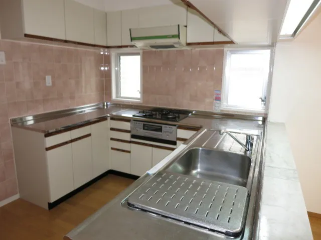 Flats Jun - Interior - ["Kitchen sink", "Countertop", "Cabinetry"]
