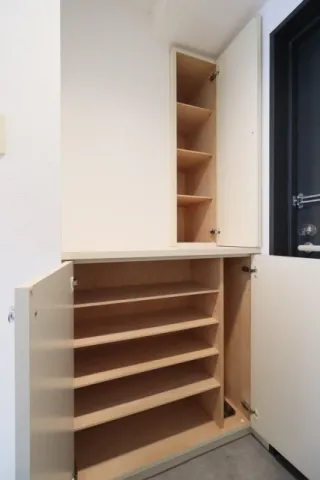 Flor Sugamo - Interior - ["Shelving", "Wood", "Interior design"]