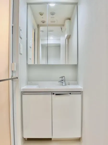 PREMIUM CUBE Ueno - Interior - ["Mirror", "Tap", "Cabinetry"]