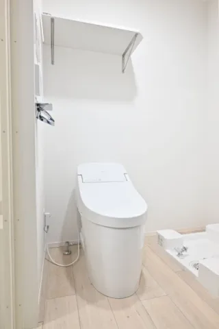 Ruygo Oshiage - Interior - ["Toilet seat", "Plumbing fixture", "Toilet"]