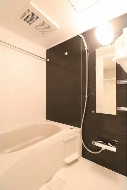 Well Square Komagome - Interior - ["Bathtub", "Plumbing fixture", "Property"]