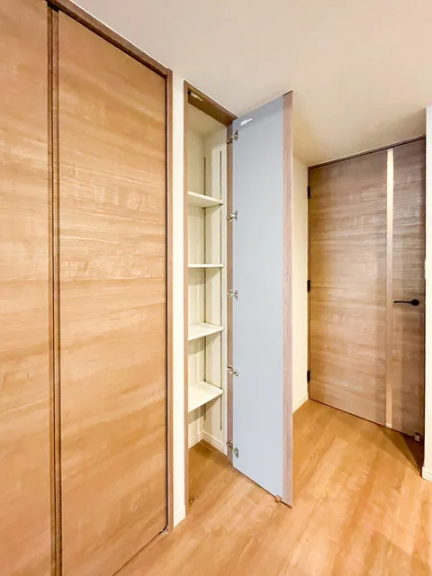 Preasvelta Minowa - Interior - ["Flooring", "Floor", "Wood flooring"]