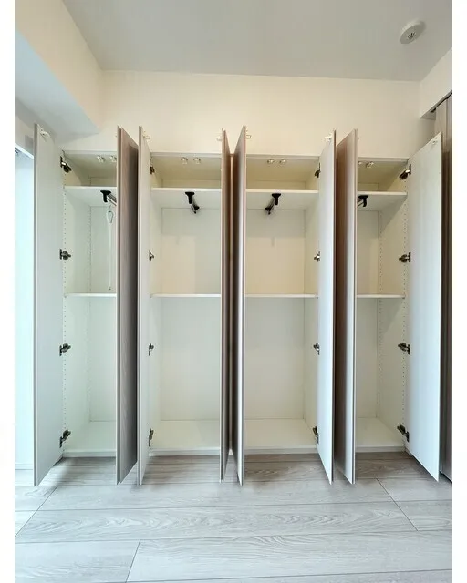 Season Flats Omorinishi - Interior - ["Wood", "Flooring", "Wardrobe"]