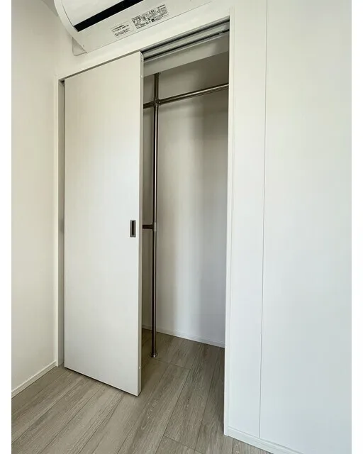 Comforia Nakakasai - Interior - ["Floor", "Flooring", "Door"]