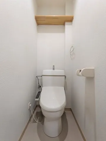 Seraphim - Interior - ["Toilet seat", "Plumbing fixture", "Flooring"]