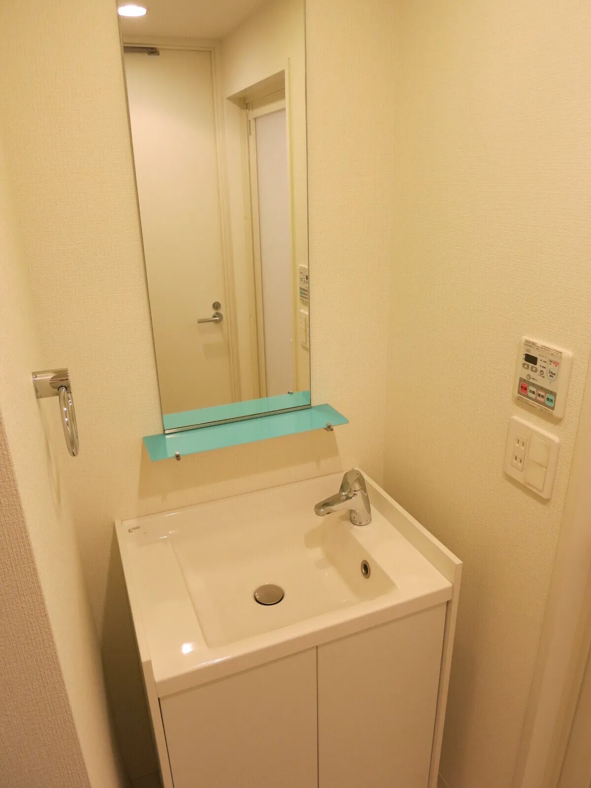 Prime Urban Sumiyoshi II - Interior - ["Mirror", "Property", "Cabinetry"]