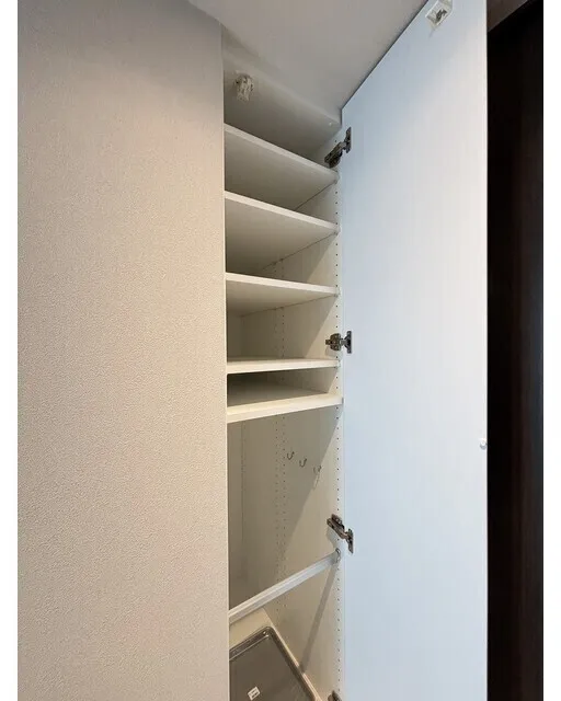 Season Flats Omorinishi - Interior - ["Shelving", "Wood", "Shelf"]