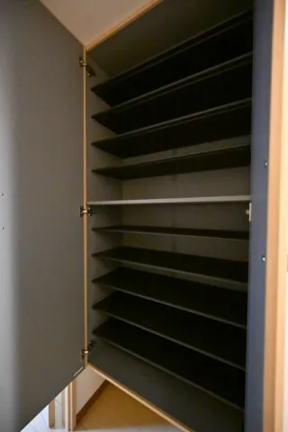 CENTRAL GARDEN RESIDENCE TOKYO - Interior - ["Wood", "Shelving", "Shelf"]