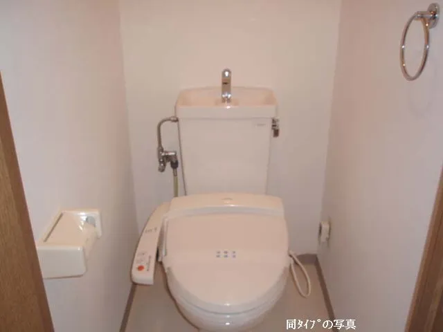 Meguro LFV - Interior - ["Toilet", "Toilet seat", "Property"]