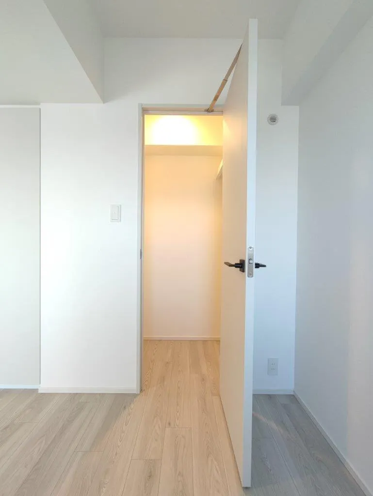 Cross Residence Takadanobaba - Interior - ["Fixture", "Wood", "Flooring"]