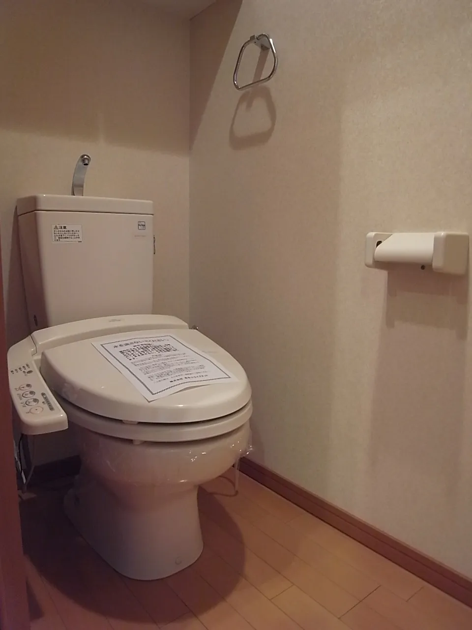 Roppongi Rise House - Interior - ["Toilet seat", "Toilet", "Bathroom"]