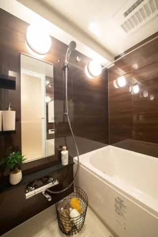 Proud Flat Tsukishima Avenue - Interior - ["Bathtub", "Shower head", "Houseplant"]