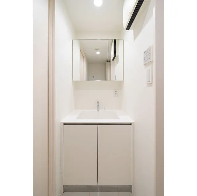 NOZOMIO Premier Sangenjaya - Interior - ["Sink", "Tap", "Cabinetry"]