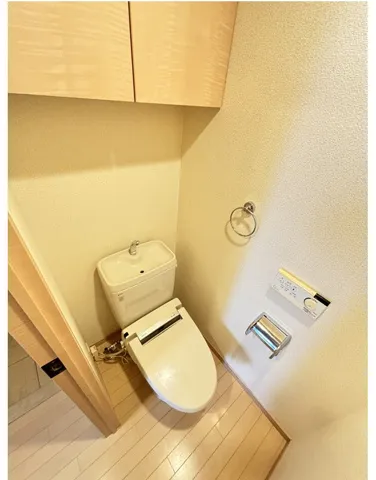 Prele Duc Hatchobori - Interior - ["Toilet seat", "Toilet", "Plumbing fixture"]