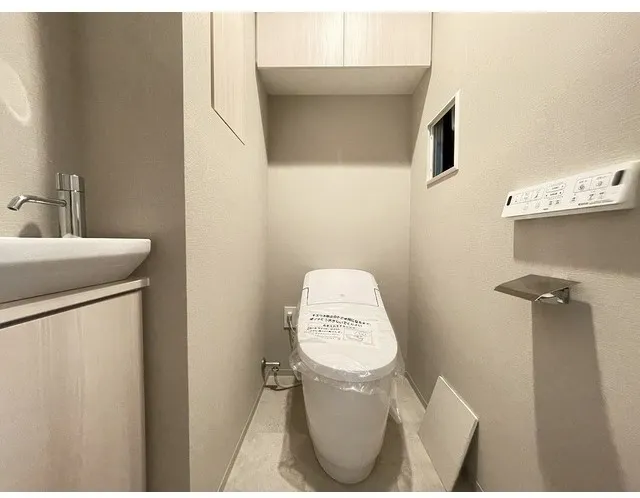 Wellis Urban Sumiyoshi East - Interior - ["Toilet seat", "Toilet", "Plumbing fixture"]