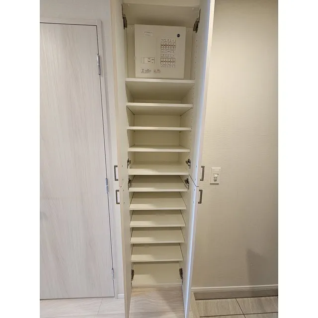 Comforia Liv Nishi-Kamata - Interior - ["Door", "Fixture", "Wood"]