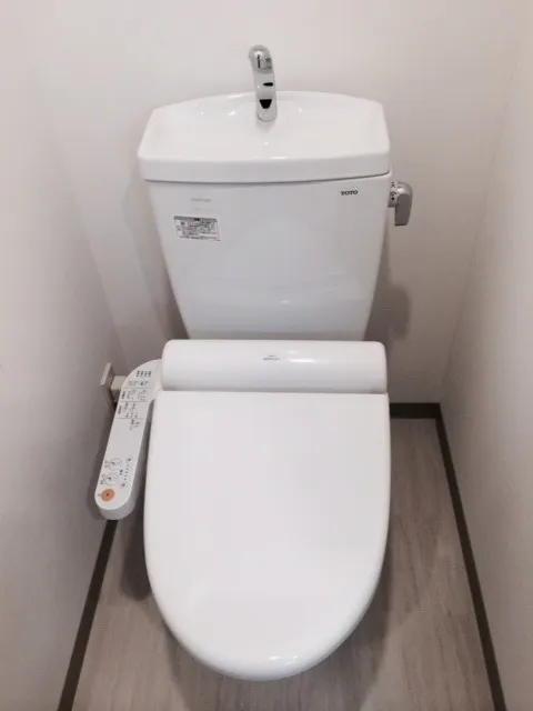 XEBEC Kameido - Interior - ["Toilet seat", "Toilet", "Plumbing fixture"]