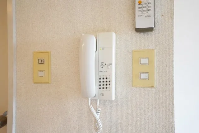 Iogi Homes - Interior - ["Electronic device", "Telephony", "Telephone"]