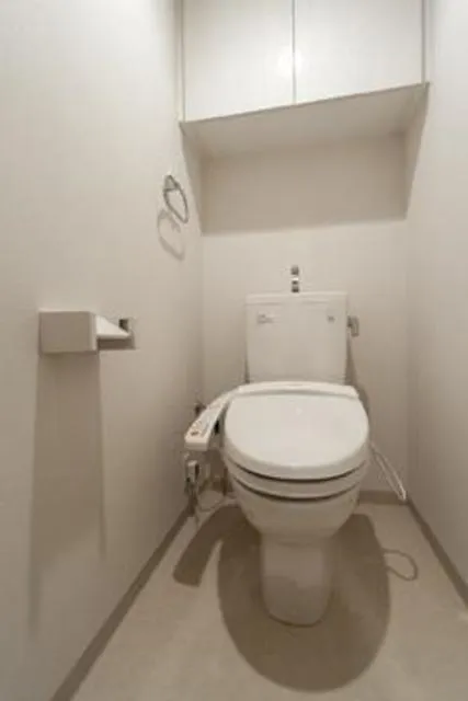 Stella Maison Myougandani - Interior - ["Toilet seat", "Toilet", "Plumbing fixture"]
