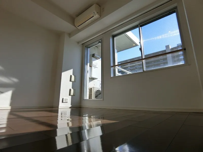 Haginaka East - Interior - ["Floor", "Flooring", "Ceiling"]