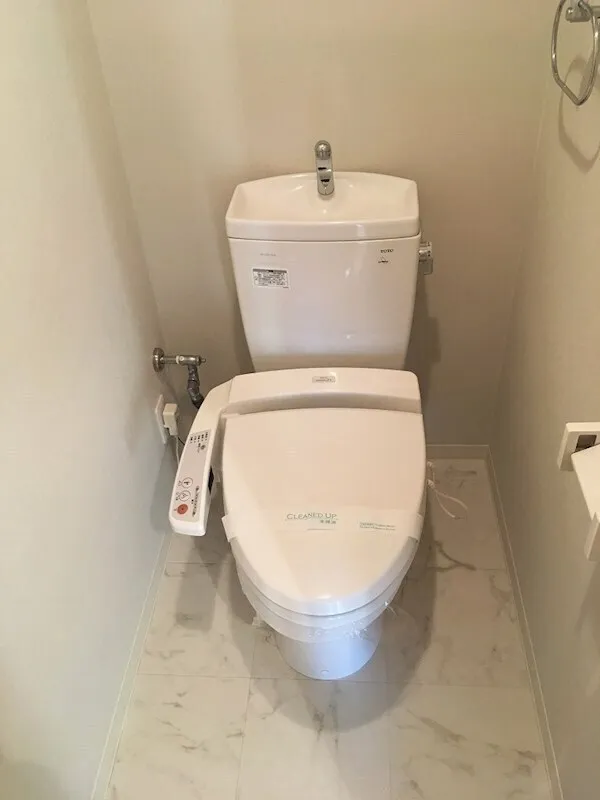 Estime Maison Akabane - Interior - ["Toilet seat", "Plumbing fixture", "Toilet"]