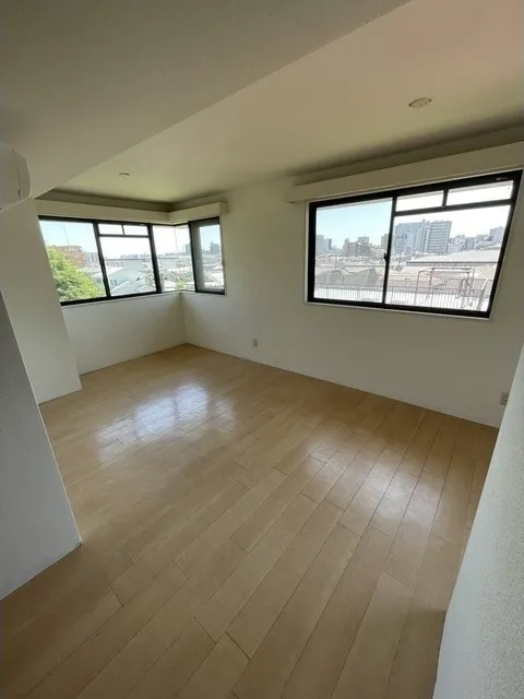 The Crest - Interior - Interior view 1 Same type floor room photos *Current status will be given priority