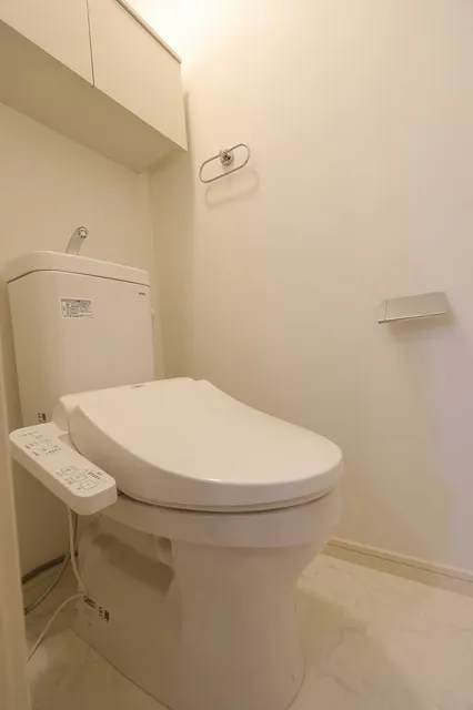 Casa Serena - Interior - ["Toilet seat", "Toilet", "Sink"]