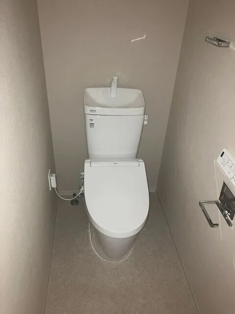 El Sereno Yokohama - Interior - ["Toilet seat", "Toilet", "Plumbing fixture"]