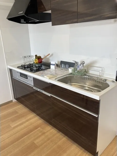 LOOP-M - Interior - ["Countertop", "Cabinetry", "Tap"]