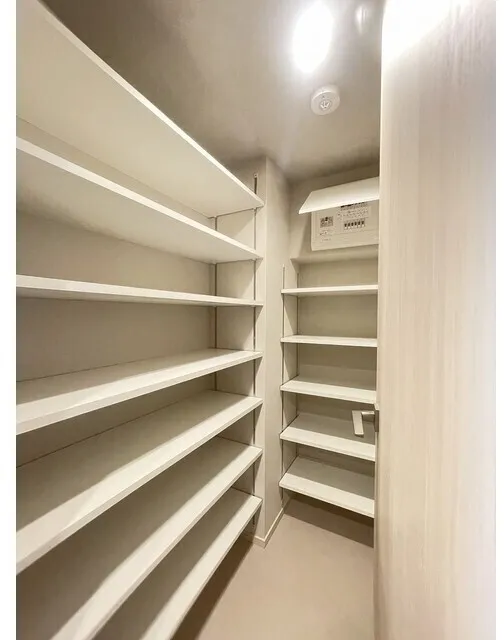 Wellis Urban Sumiyoshi East - Interior - ["Shelving", "Wood", "Shelf"]