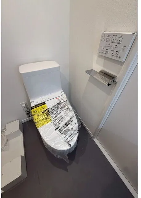 Project Kita-Shinjuku - Interior - ["Toilet seat", "Toilet", "Plastic"]